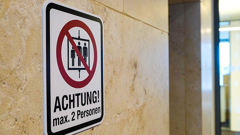 Seit Ausbruch der Pandemie dürfen nur noch zwei Personen gleichzeitig in den Aufzügen des IW-Gebäudes fahren.